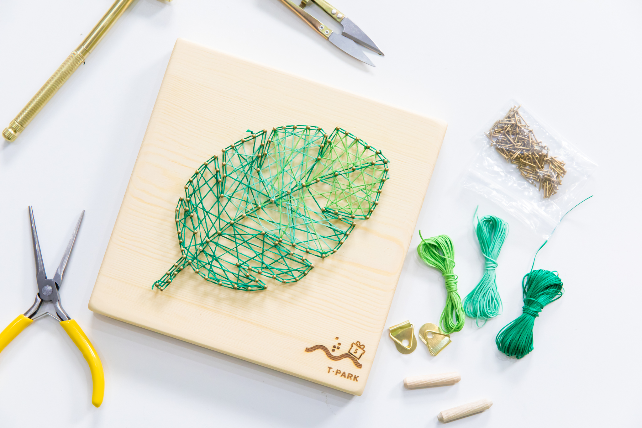 String Art on the upcycled wooden board (Online event)